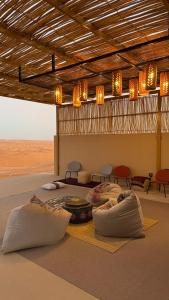 Posezení v ubytování FYAFY Bidiyah Bedouin Camp