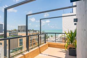 En balkon eller terrasse på Flats no Mares de Cabo Branco by QAVI