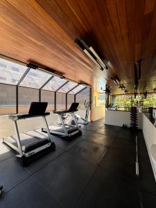 un gimnasio con dos cintas de correr y una cinta de correr en Apartamento completo com Serviço de Quarto em Alphaville, en Barueri
