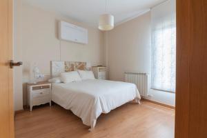 Ένα ή περισσότερα κρεβάτια σε δωμάτιο στο Apartamentos Virgen de Tironcillo