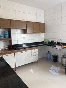 Η κουζίνα ή μικρή κουζίνα στο CASA COM PISCINA ATE 16 PESSOAS 700mts da praia do aracagy +7 φωτογραφίες