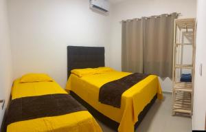 Ένα ή περισσότερα κρεβάτια σε δωμάτιο στο CASA COM PISCINA ATE 16 PESSOAS 700mts da praia do aracagy