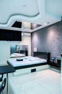 een slaapkamer met een groot bed en een bureau bij Prime Motel Piracicaba in Piracicaba