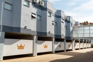 a building with a crown on the side at Prime Motel Piracicaba in Piracicaba