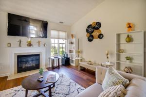 Χώρος καθιστικού στο Work, Play and Unwind Inviting Suffolk Home