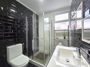 een badkamer met toilet, douche en wastafel bij Casa da Maré Azul in São Roque +14 foto's