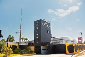 a building with a sign on the side of it at Prime Motel Piracicaba in Piracicaba +3 photos