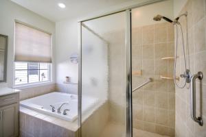 Ένα μπάνιο στο Work, Play and Unwind Inviting Suffolk Home +23 φωτογραφίες