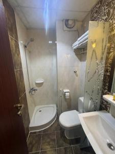 a small bathroom with a toilet and a sink at فندق ملتقى الايمان للضيافة السياحي in Al ‘Azīzīyah