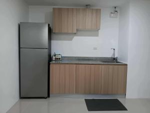 Η κουζίνα ή μικρή κουζίνα στο Californian-inspired condo with rooftop swimming pool