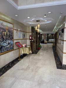 a lobby of a hotel with a painting on the wall at فندق ملتقى الايمان للضيافة السياحي in Al ‘Azīzīyah