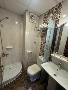 a small bathroom with a toilet and a sink at فندق ملتقى الايمان للضيافة السياحي in Al ‘Azīzīyah +31 photos