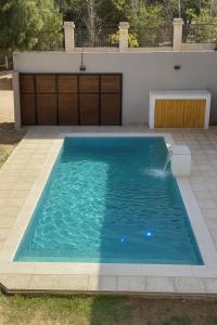 een zwembad voor een huis bij Sendero Patagonico in Las Grutas
