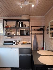 cocina con encimera y mesa en Onnela Homestay Sauna Cottage, en Rovaniemi