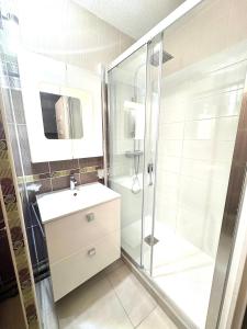 a bathroom with a shower and a sink at TI TAHITI STUDIO-3MIN PLAGE-TERRASSE COSY-WIFI-PARKING - TOP PROS SERVICESConciergerie La Grande Motte in La Grande-Motte +37 photos