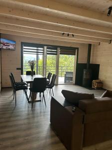 TV a/nebo společenská místnost v ubytování Woodvel Верховина Котедж