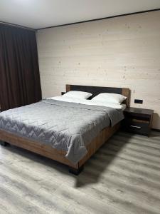 Postel nebo postele na pokoji v ubytování Woodvel Верховина Котедж