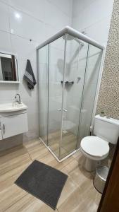 Casa Confortável em Localização Estratégica في فوز دو إيغواسو: حمام مع دش ومرحاض ومغسلة +20 صورة