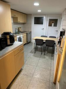 Кухня или мини-кухня в Zentrales Zimmer
