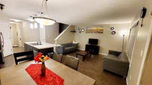 Et opholdsområde på Entertainment house with 2 king 1 queen 1 sofa bed In-house Theater Attach Garage Near YEG Liked by Guests on Other Plateform + 43 billeder