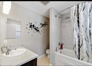 Et badeværelse på Entertainment house with 2 king 1 queen 1 sofa bed In-house Theater Attach Garage Near YEG Liked by Guests on Other Plateform