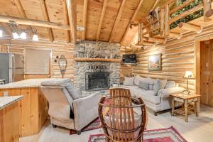 Η κουζίνα ή μικρή κουζίνα στο On-Site Pond and Trails Lake Luzerne Cabin