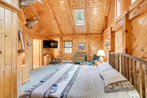 Ένα ή περισσότερα κρεβάτια σε δωμάτιο στο On-Site Pond and Trails Lake Luzerne Cabin