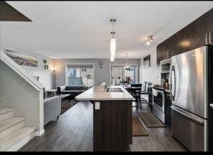 Køkken eller tekøkken på Entertainment house with 2 king 1 queen 1 sofa bed In-house Theater Attach Garage Near YEG Liked by Guests on Other Plateform