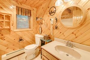 Ένα μπάνιο στο On-Site Pond and Trails Lake Luzerne Cabin +34 φωτογραφίες