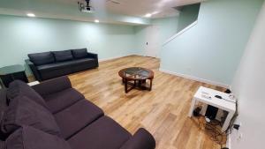 Et opholdsområde på Entertainment house with 2 king 1 queen 1 sofa bed In-house Theater Attach Garage Near YEG Liked by Guests on Other Plateform