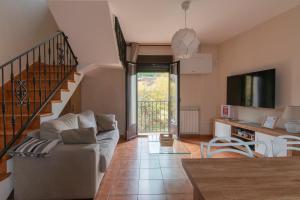 Μια τηλεόραση ή/και κέντρο ψυχαγωγίας στο Apartamentos Virgen de Tironcillo