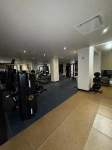 een fitnessruimte met veel loopbanden en machines bij Cosy old port in Montreal