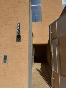 リヤドにあるشقة الفخامة - مدخل خاص ودخول ذاتيの建物の側面にある看板