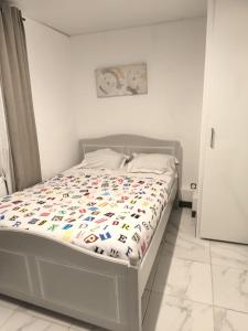 Ένα ή περισσότερα κρεβάτια σε δωμάτιο στο Neuw room Calaisis +6 φωτογραφίες