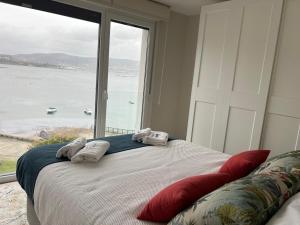una camera con letto e vista sull'acqua di Alborada Duplex a Moaña
