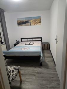a bedroom with a bed and a picture on the wall at Heimathafen Ückeritz Boutique Hotel in Ueckeritz +22 photos