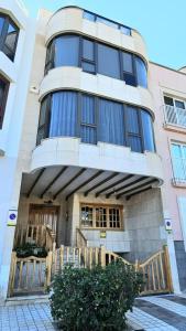 een hoog gebouw met een trap ervoor bij Luxury 3lvl House in Telde