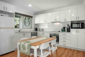 Η κουζίνα ή μικρή κουζίνα στο Gugunyal Cottage - Belle Escapes Jervis Bay +16 φωτογραφίες