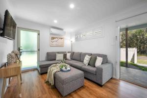 Μια τηλεόραση ή/και κέντρο ψυχαγωγίας στο Gugunyal Cottage - Belle Escapes Jervis Bay