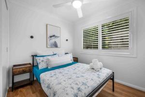 Ένα ή περισσότερα κρεβάτια σε δωμάτιο στο Gugunyal Cottage - Belle Escapes Jervis Bay