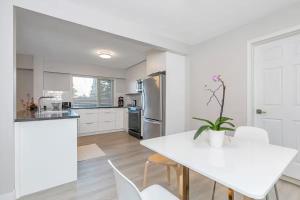 Η κουζίνα ή μικρή κουζίνα στο Spacious Oceanview Suite with Private Entrance