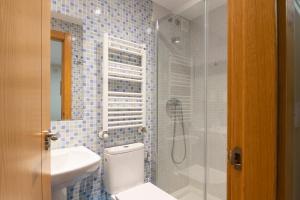 Ένα μπάνιο στο Apartamentos Virgen de Tironcillo +58 φωτογραφίες