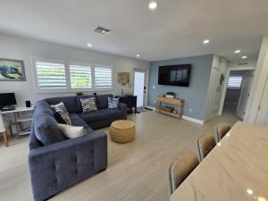 TV a/nebo společenská místnost v ubytování Direct access Canal front with Pool 2 bed 2 bath