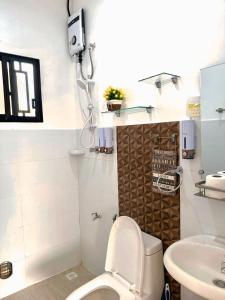 Et badeværelse på DJS Suites 10Min to SM Mall near Airport, Netflix, Fast Wifi, Hot &Cold Shower + 26 billeder