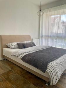 En eller flere senge i et værelse på Ten Apartment