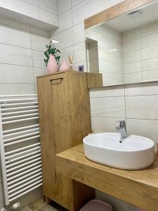 Et badeværelse på Ten Apartment