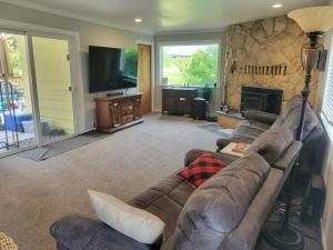 Μια τηλεόραση ή/και κέντρο ψυχαγωγίας στο Historic HM, Mountain Views, Hot Tub, Steam Room