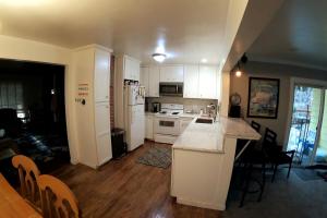 Η κουζίνα ή μικρή κουζίνα στο Historic HM, Mountain Views, Hot Tub, Steam Room