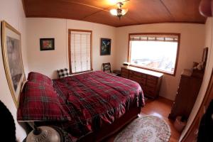 Ένα ή περισσότερα κρεβάτια σε δωμάτιο στο Historic HM, Mountain Views, Hot Tub, Steam Room