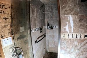 Ένα μπάνιο στο Historic HM, Mountain Views, Hot Tub, Steam Room +43 φωτογραφίες